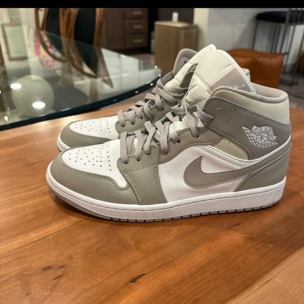 Air Jordan 1 “Light Bone”